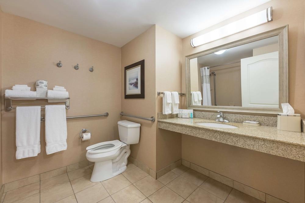 Hampton Inn & Suites by Hilton Moncton - Bathroom