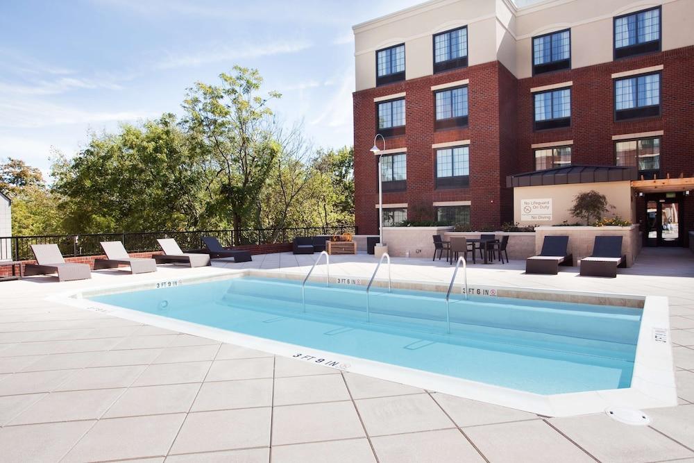 Hampton Inn & Suites Chapel Hill-Carrboro/Downtown - Pool