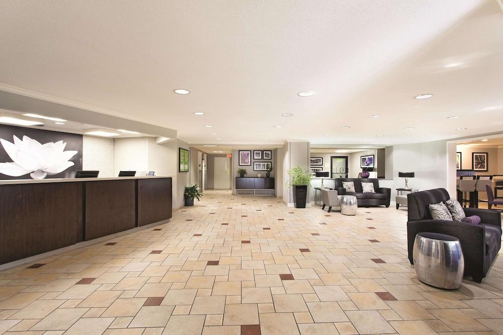 La Quinta Inn & Suites by Wyndham Miami Airport East - Lobby
