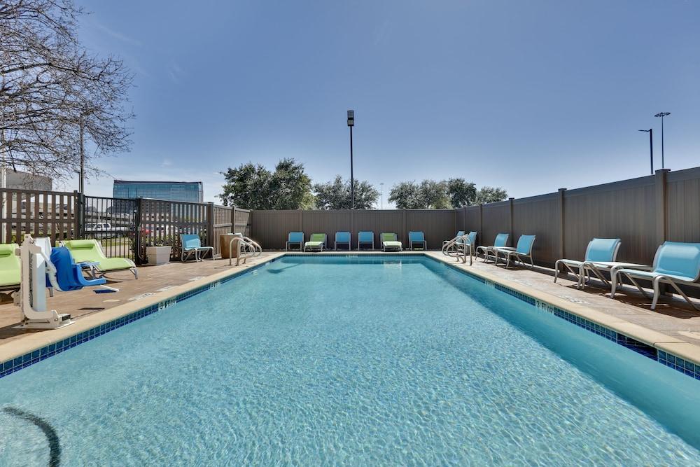 Holiday Inn Express & Suites Irving Conv Ctr - Las Colinas, an IHG Hotel - Waterslide