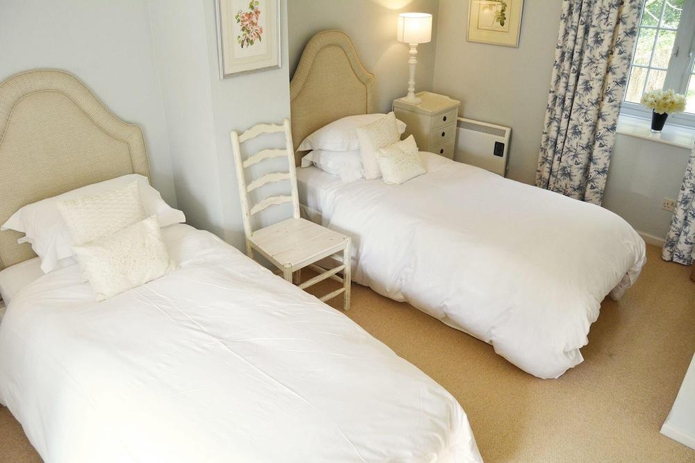 Luxury 5-star cottage near the Cornish coast on the Bonython Estate, Lizard Peninsula - Room