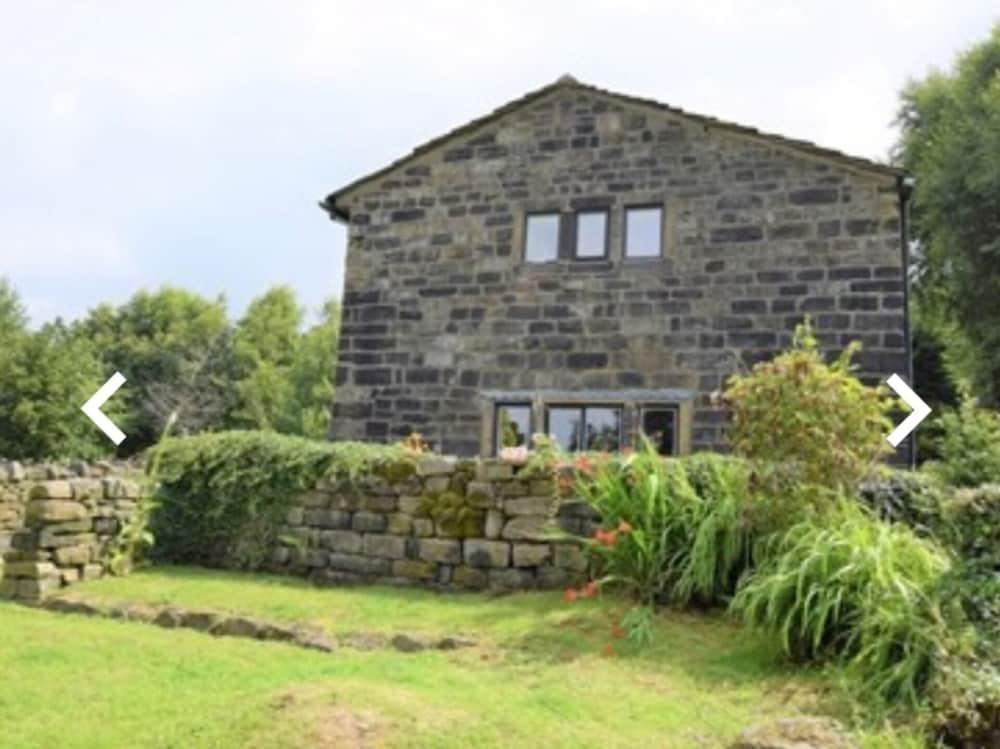 Greave Farmhouse 3-bed Cottage in Todmorden - Exterior
