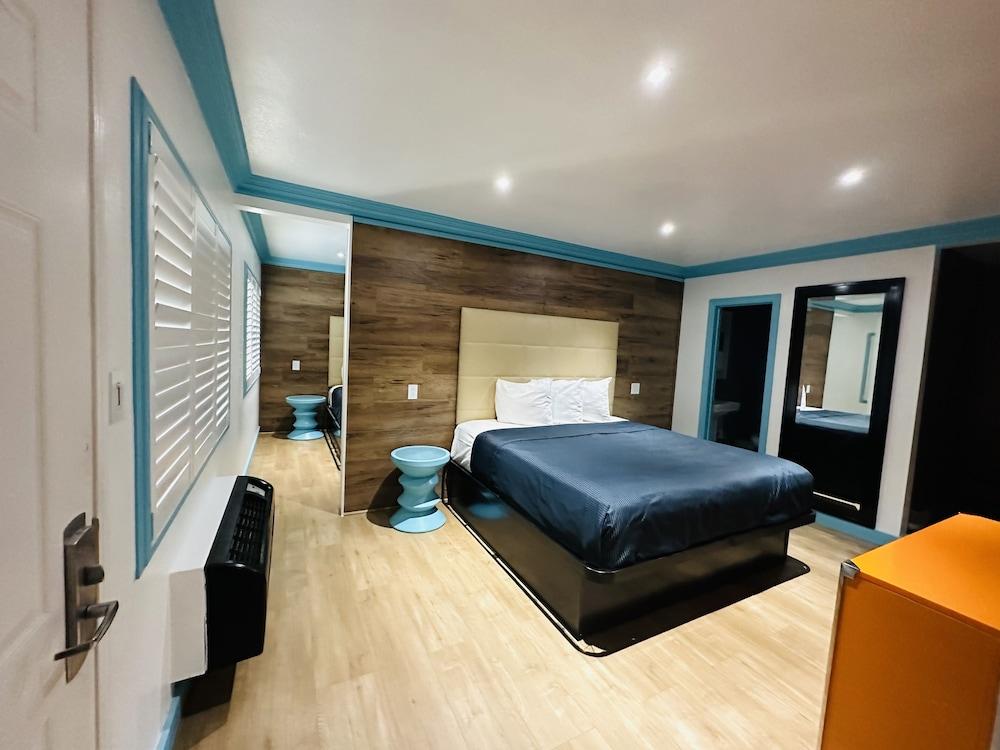 Casa Blanca Inn & Suites - Featured Image
