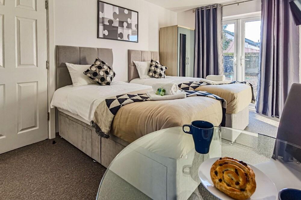 Chadburn House by Your Lettings UK - Room