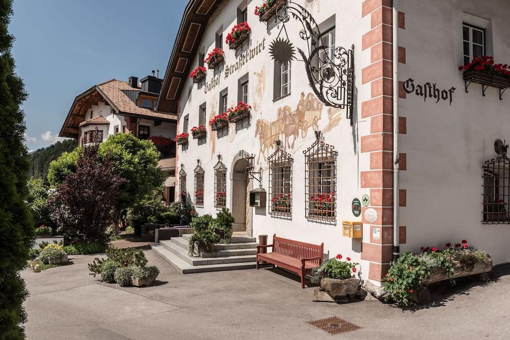 Hotel Strasserwirt Ansitz zu Tirol - Featured Image