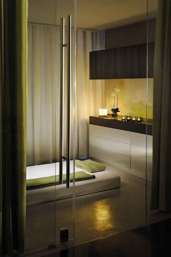 Nassima Tower Hotel Apartments - Treatment Room