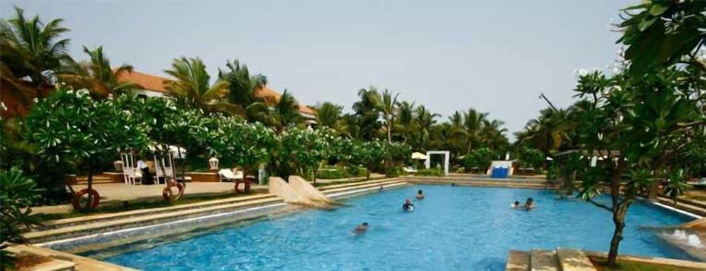 Club Mahindra Varca Beach, Goa - Outdoor Pool
