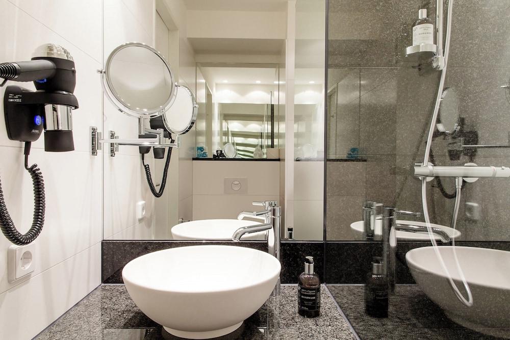Motel One Manchester Piccadilly - Bathroom