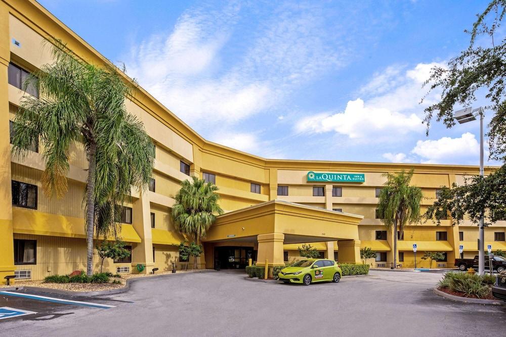La Quinta Inn & Suites by Wyndham Miami Airport East - Exterior