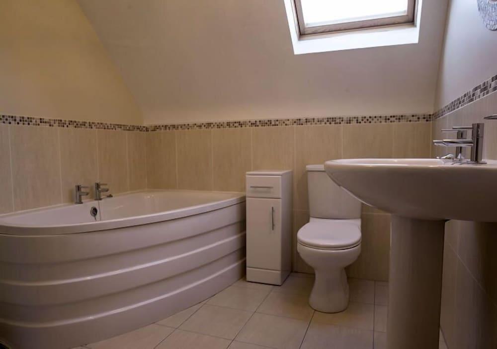74 Castle Manor - Bathroom
