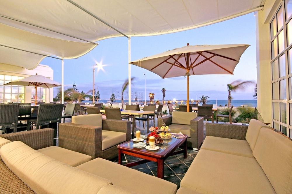 The Beach Hotel - Lobby Lounge