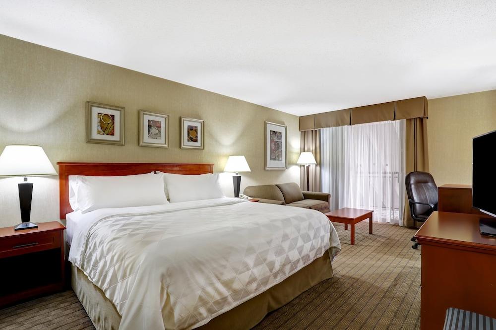 Holiday Inn Burlington Hotel & Conference Centre, an IHG Hotel - Room