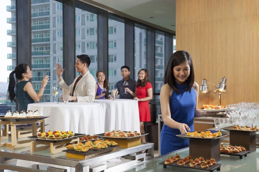 Holiday Inn & Suites Makati, an IHG Hotel - Featured Image