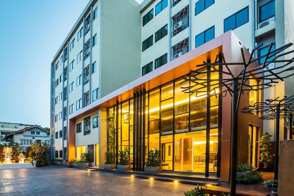 Aim House Bangkok Hotel - Featured Image