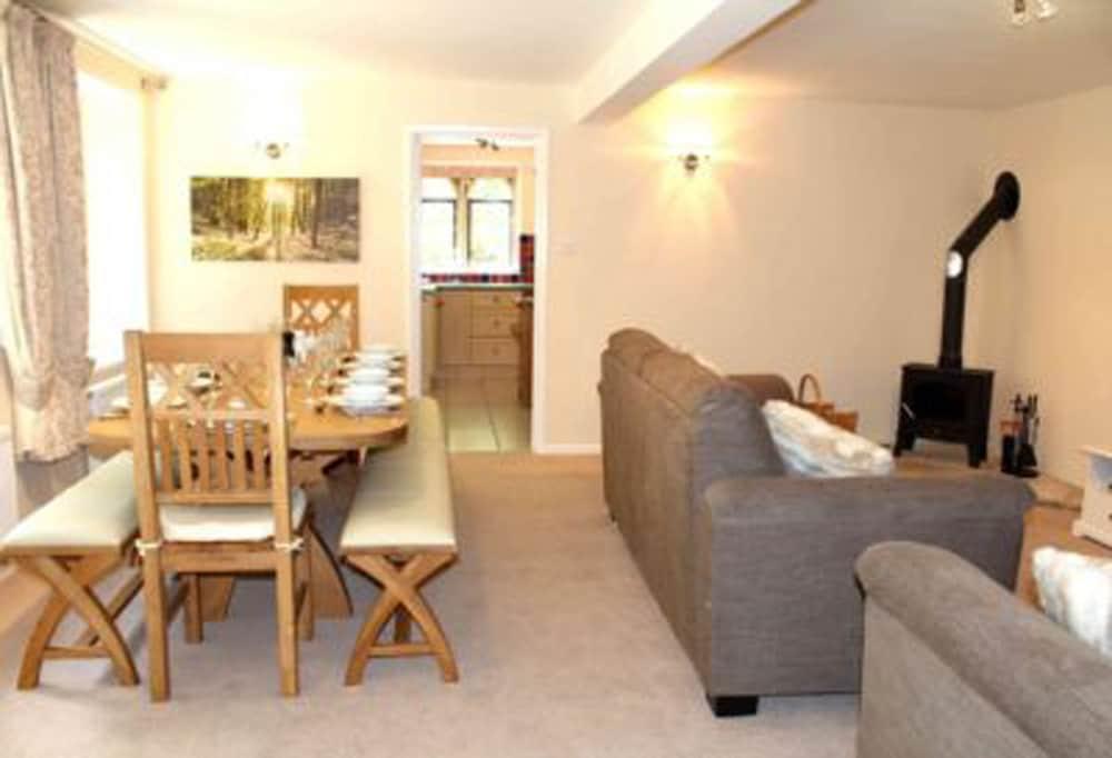 Cotswolds Valleys Accommodation Springfl - Living Area