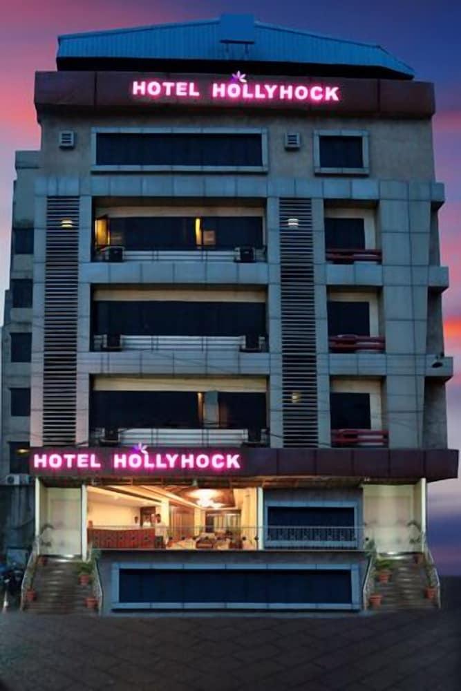 Hotel Hollyhock - Featured Image