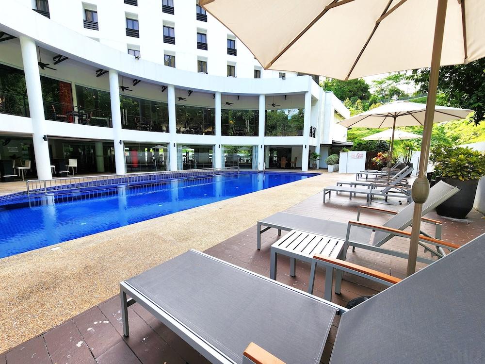 The Palace Hotel Kota Kinabalu - Outdoor Pool