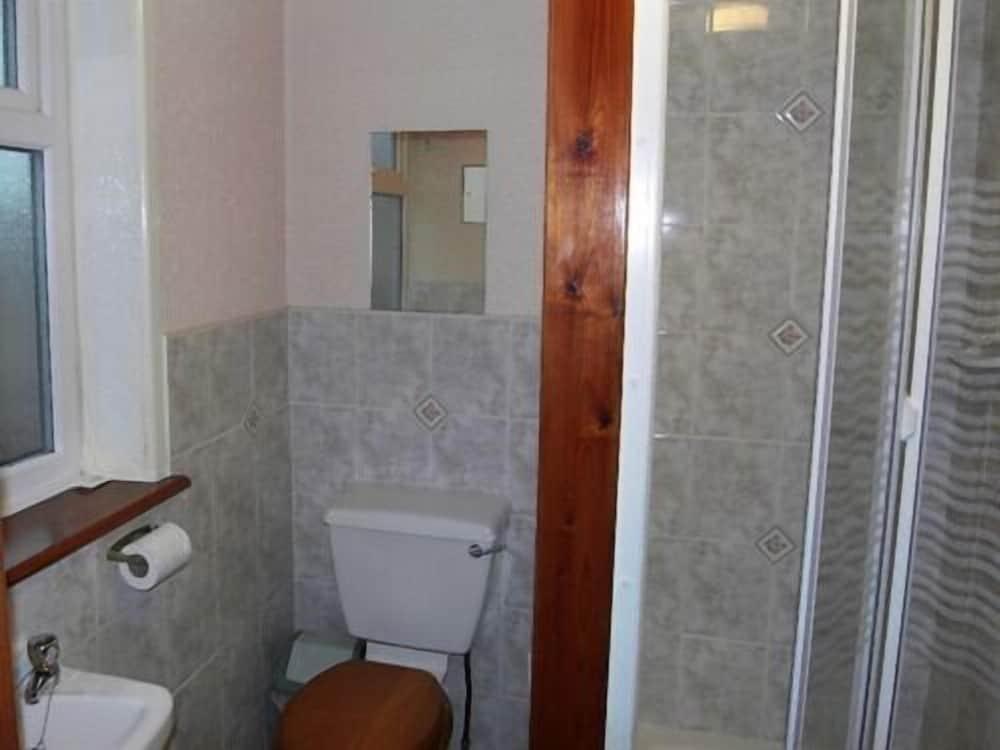 Grampian House - Bathroom