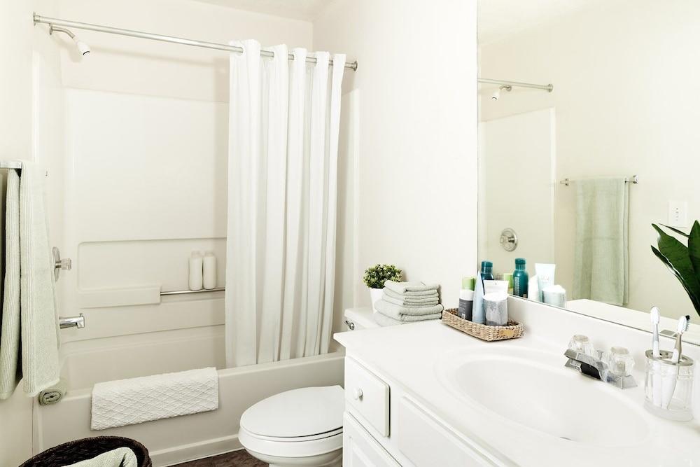 InTown Suites Extended Stay Norfolk VA - Bathroom