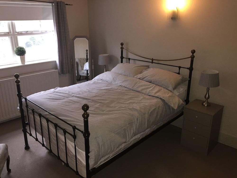 Large 2-bed House Derbyshire off Chatsworth rd - Room