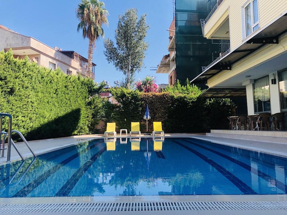Lemon Hotel - Outdoor Pool