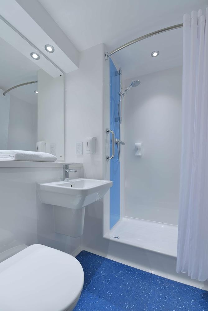 Travelodge Stratford Upon Avon - Bathroom