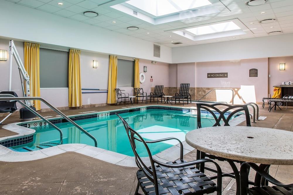 Clarion Hotel & Suites Hamden - New Haven - Pool