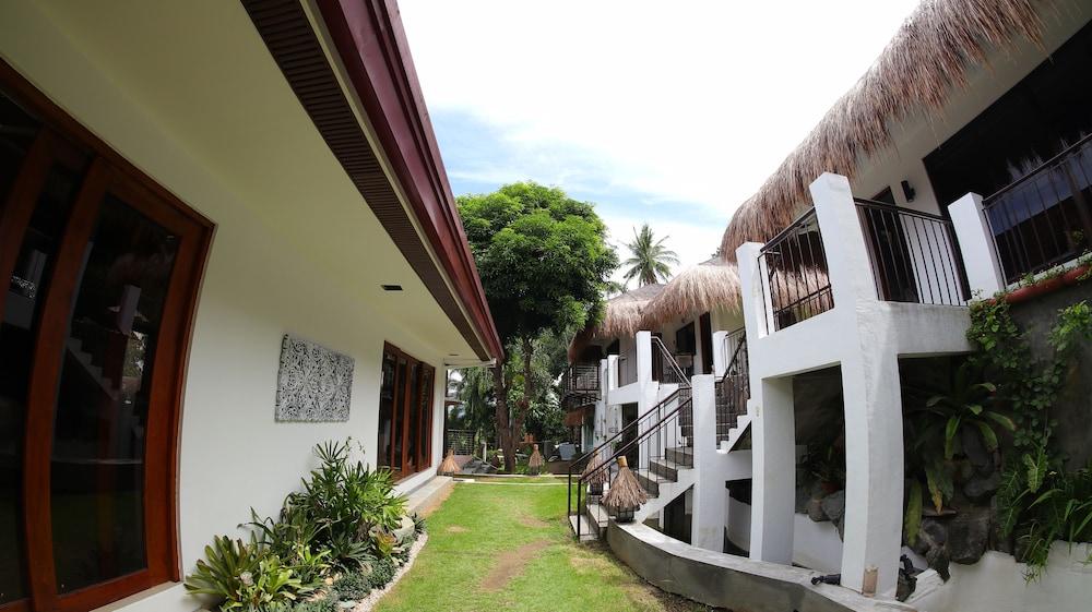 Villas by Eco Hotel Batangas - Property Grounds