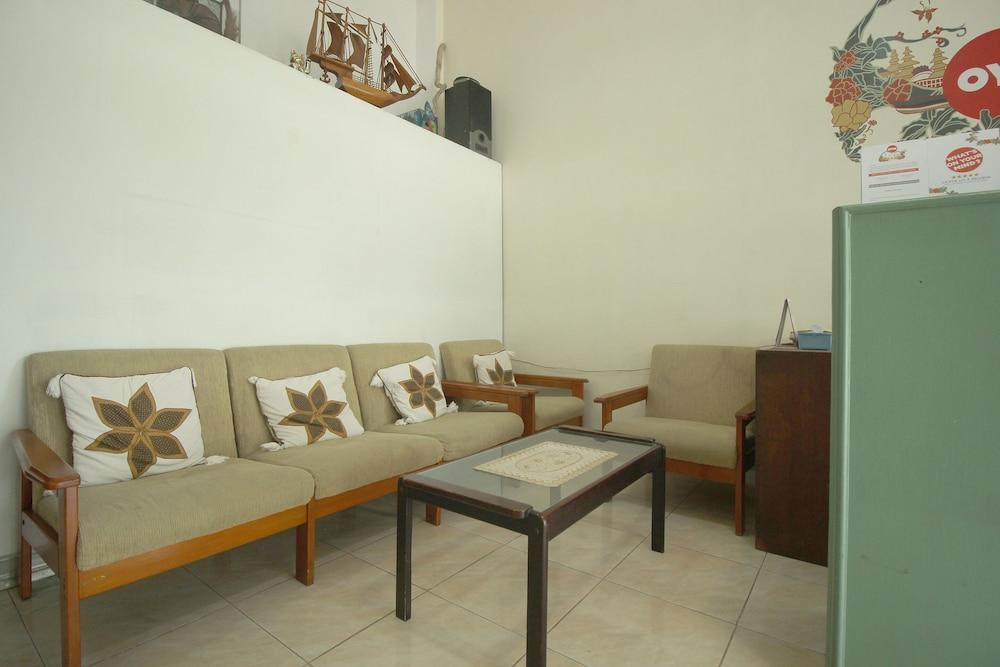 OYO 1448 Kartini Residence Syariah - Lobby Sitting Area