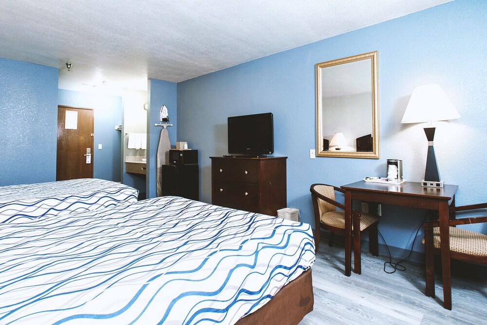 Coratel Inn & Suites by Jasper Park City - Wichita North - Room