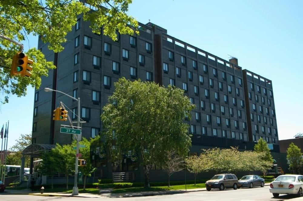 The LaGuardia Hotel - null