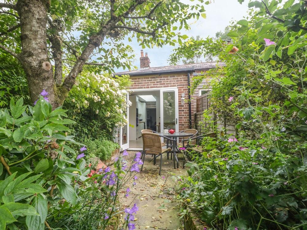 Apple Tree Cottage - Property Grounds