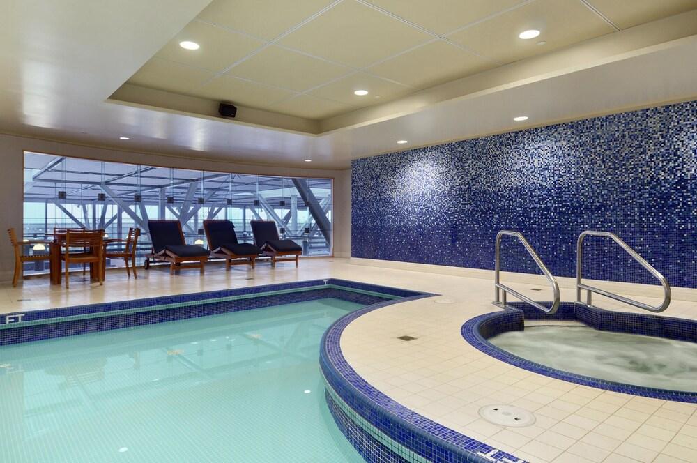 Fairmont Vancouver Airport In-Terminal Hotel - Indoor Pool