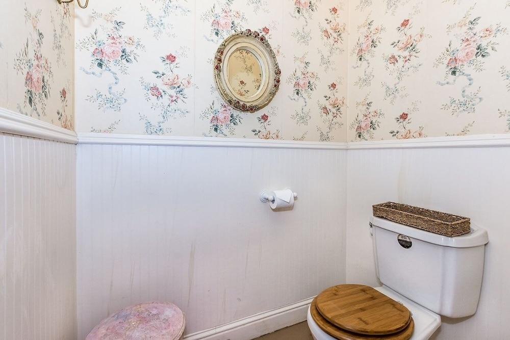 Binky's Summer Afternoon Studio Bedroom Cottage by Redawning - Bathroom
