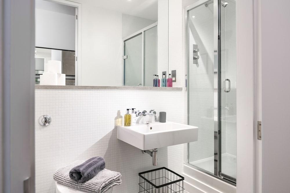 Plymouth Luxurious Apartment - Bathroom