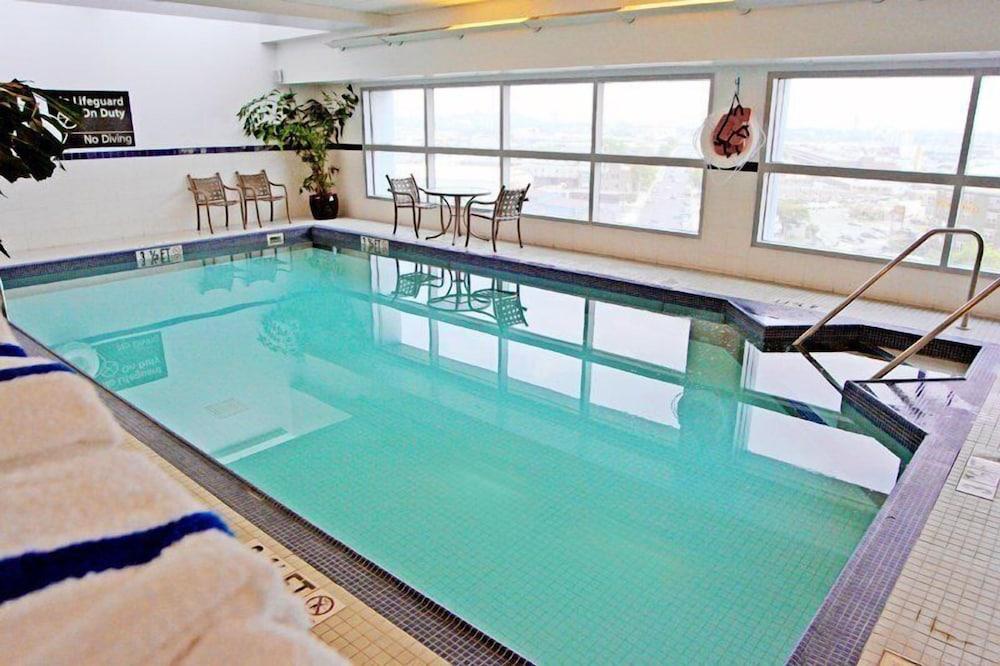 Hampton Inn & Suites Boston Crosstown Center - Indoor Pool