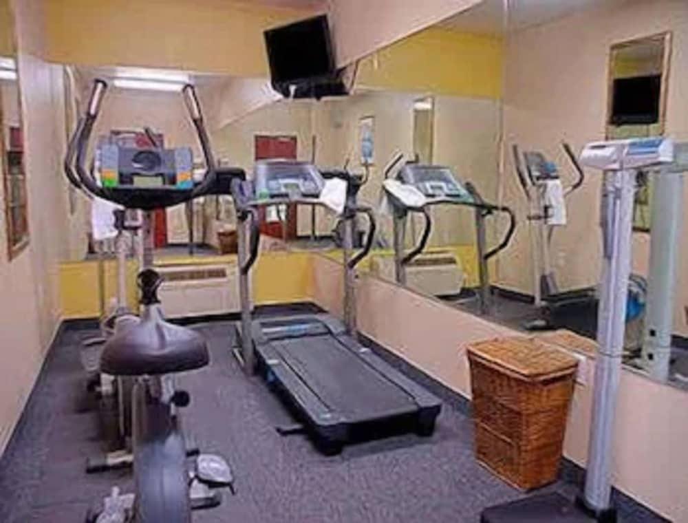 Super 8 by Wyndham Irving/DFW Apt/North - Fitness Facility
