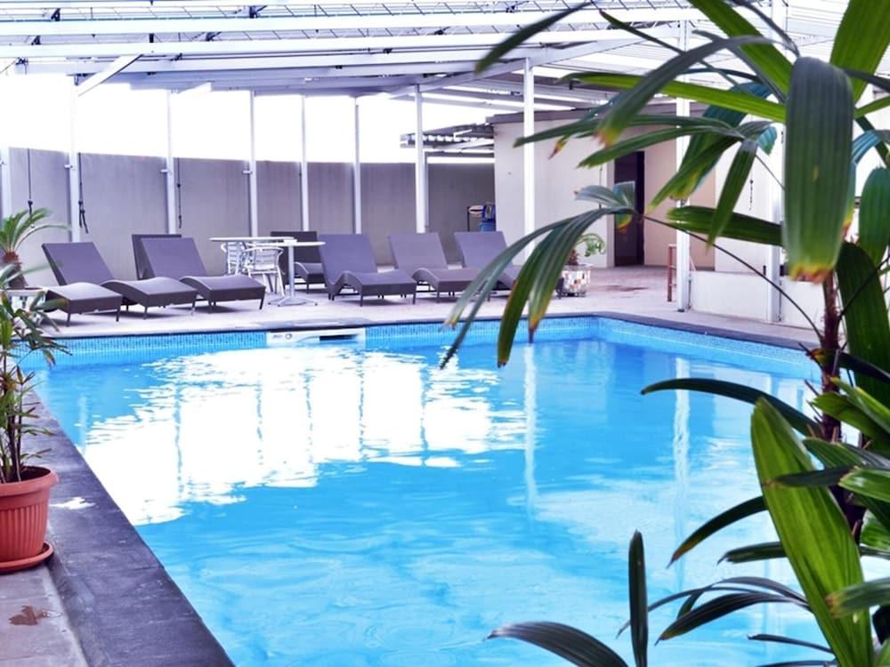 Grand Elite Hotel Pekanbaru - Pool