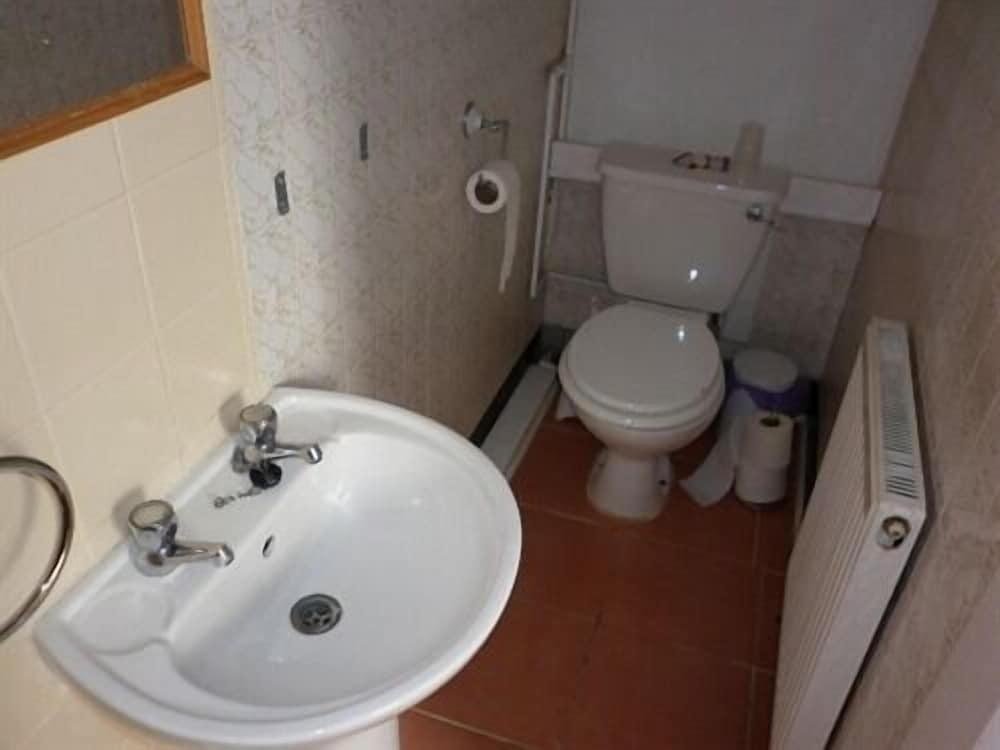 The Marnoch Hotel - Bathroom