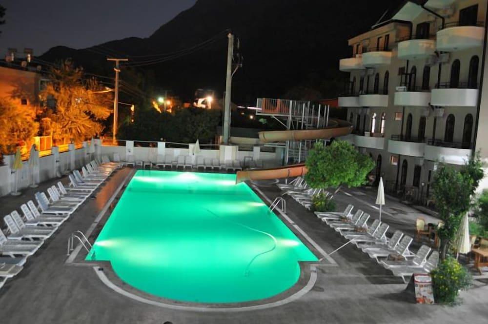 Akasia Resort - Outdoor Pool