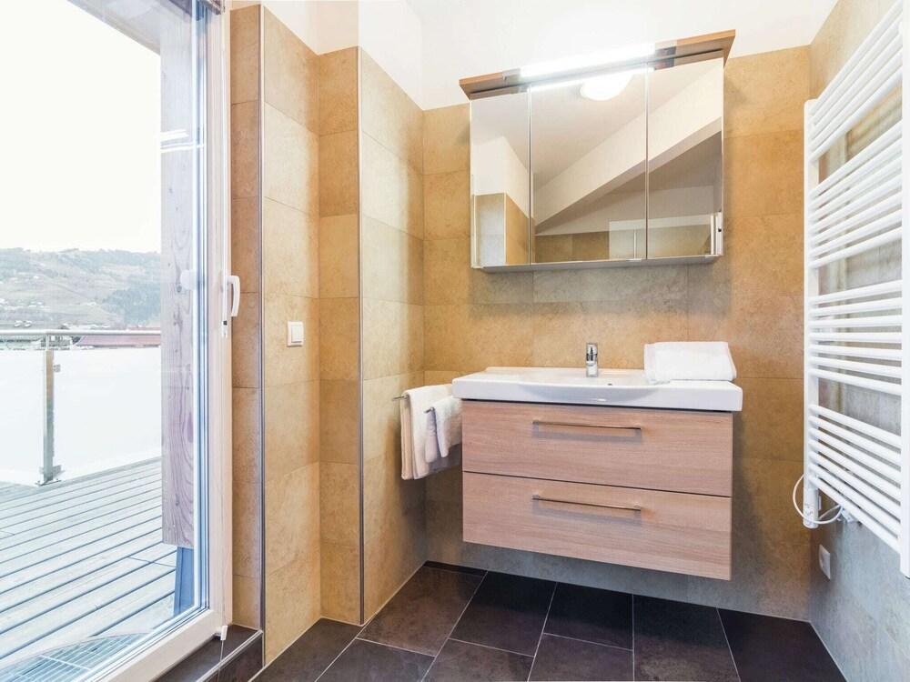 Spacious Villa in Zell am See near Ski Area - Bathroom