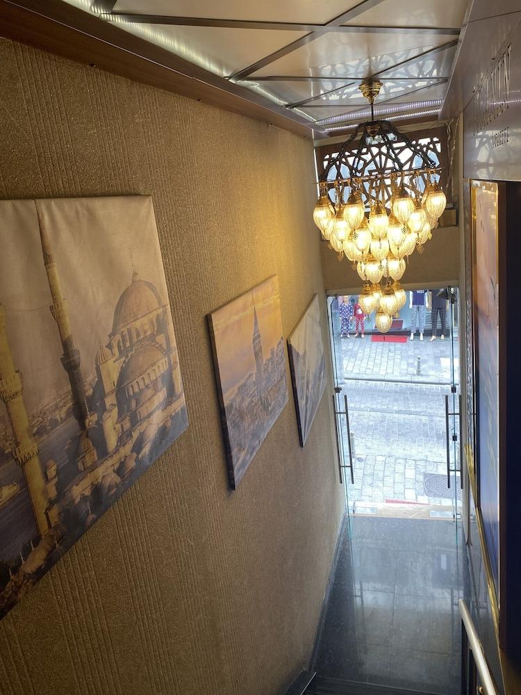 Polanin Hotel - Interior Entrance