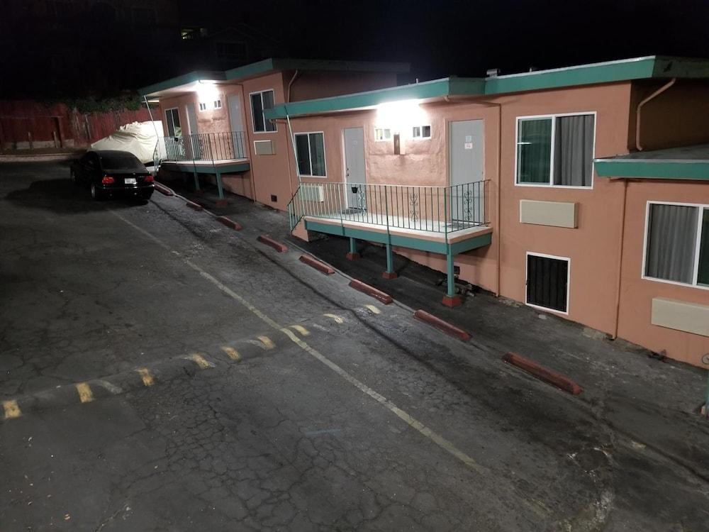 Travis Lodge Motel 16 - Exterior