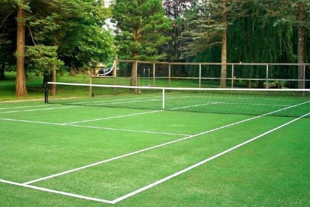 روك هول لوكس لودجينج - Tennis Court