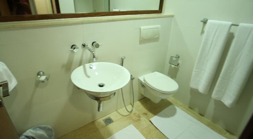 Sea View Luxury Monarch Apartment - Bathroom