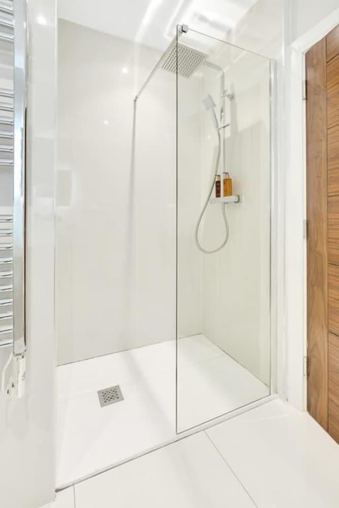 Curran Gate Luxury Apartments, Portrush - Bathroom Shower