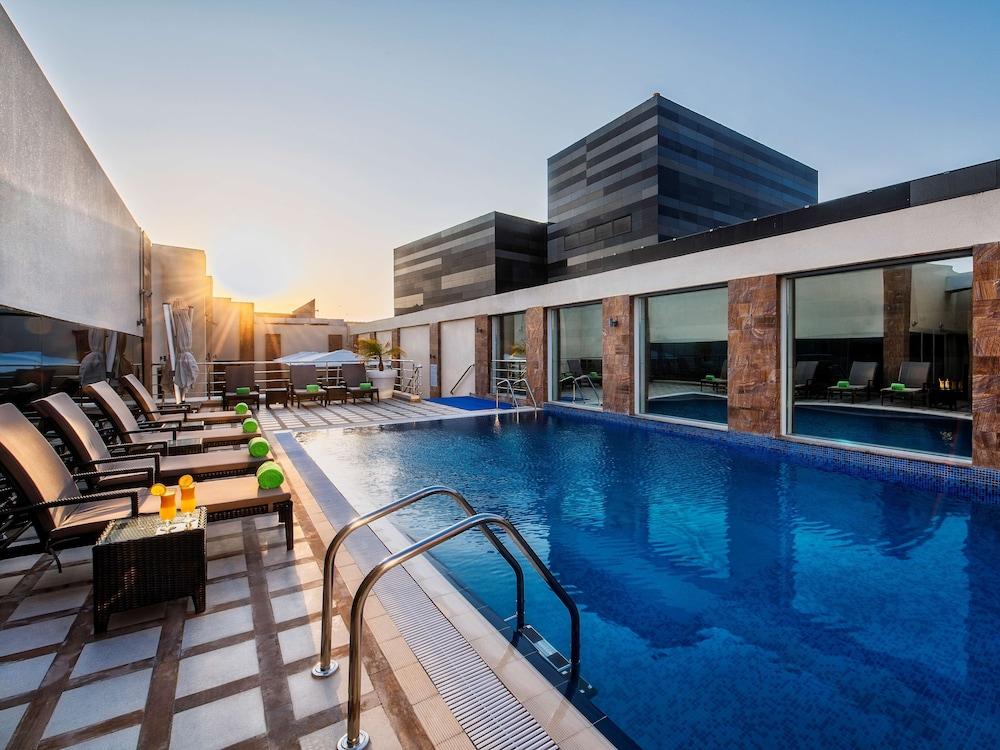فندق جولدن توليب الدوحة (فندق فاخر في المدينة) - Outdoor Pool