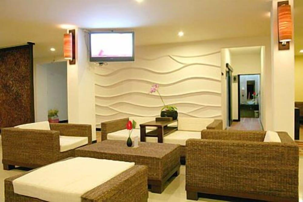 Benyada Lodge - Lobby Sitting Area