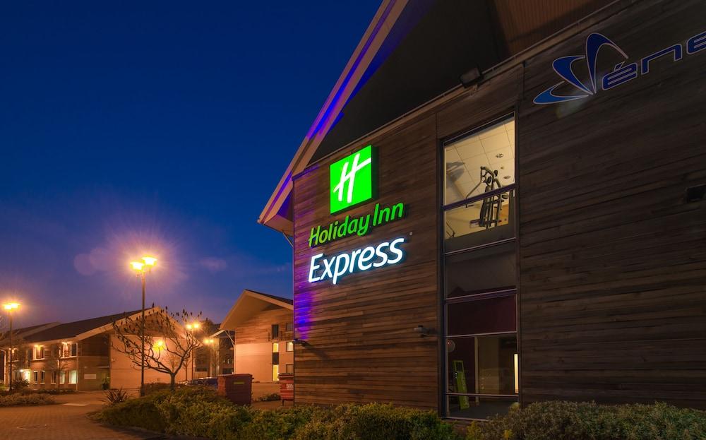 Holiday Inn Express Milton Keynes, an IHG Hotel - Property Grounds