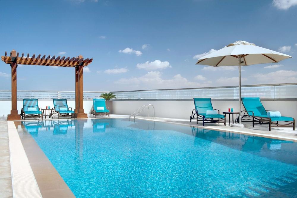 Hilton Garden Inn Dubai Al Muraqabat - Pool